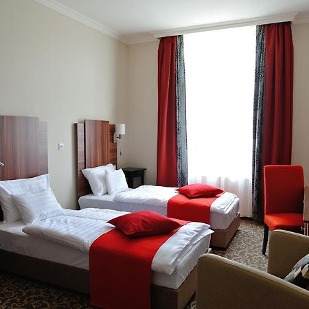 Corner Hotel & Kavehaz Дунауйварош Экстерьер фото