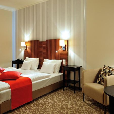 Corner Hotel & Kavehaz Дунауйварош Экстерьер фото
