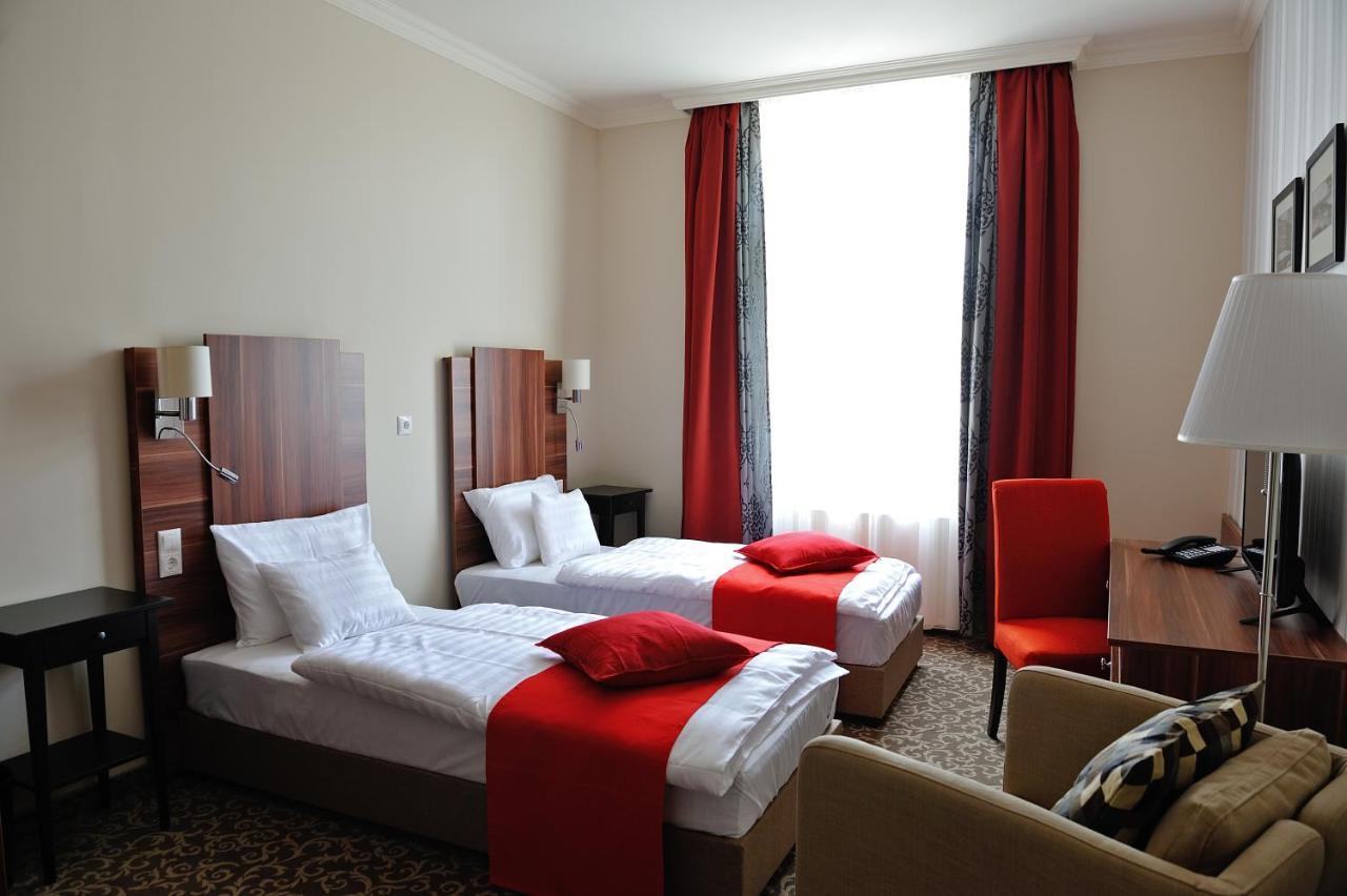 Corner Hotel & Kavehaz Дунауйварош Экстерьер фото