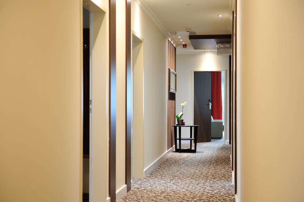 Corner Hotel & Kavehaz Дунауйварош Экстерьер фото