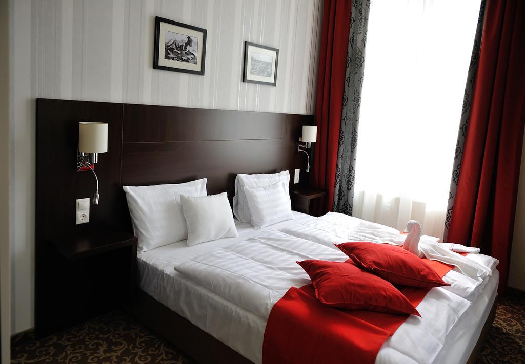 Corner Hotel & Kavehaz Дунауйварош Номер фото