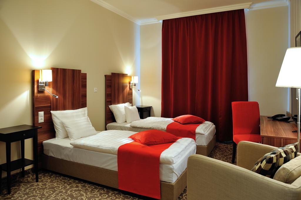 Corner Hotel & Kavehaz Дунауйварош Экстерьер фото