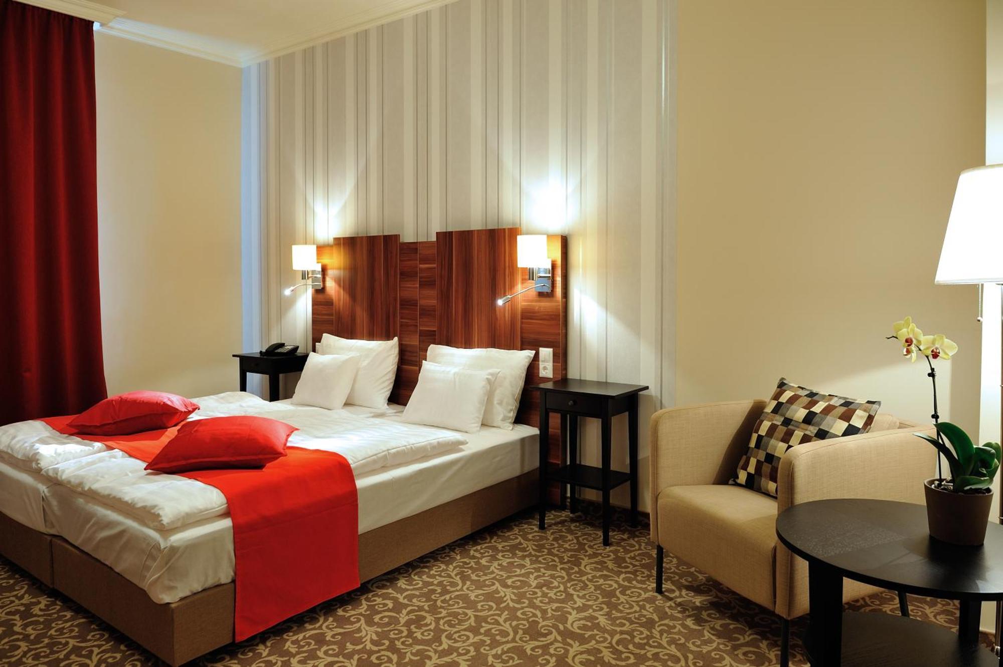 Corner Hotel & Kavehaz Дунауйварош Экстерьер фото